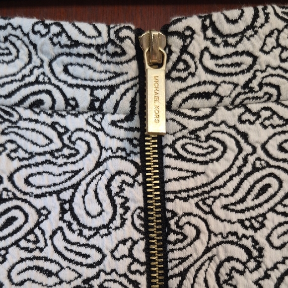 Elegant Black and White Paisley Skirt - Picture 4 of 7